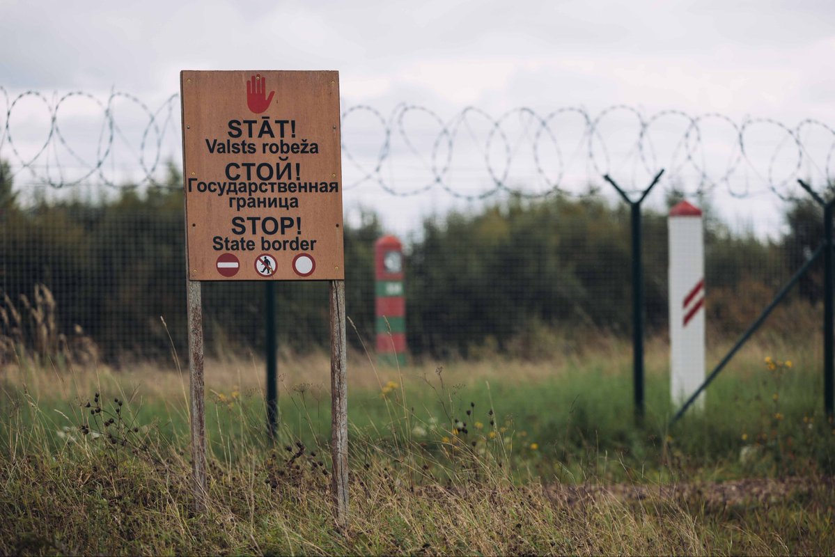Latvian Armed Forces: This week, the National Armed Forces once again encountered a deliberately organized push of illegal migrants from Belarus toward Latvia. This time, a group of at least 20 illegal migrants, led by escorts dressed in masks, attempted to illegally cross the Latvian state border. NBS soldiers halted the border crossing attempt, but unlike many previous incidents, this provocation was particularly overt and aggressive. The escorts of the illegal migrants were armed, issued threats to NBS soldiers, and actively urged and drove the migrant group toward Latvia